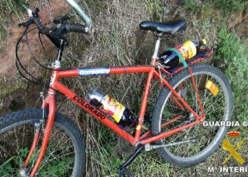 Historias asombrosas en la carretera: detenido ebrio y con dos botellas de vino enganchadas a la bicicleta
