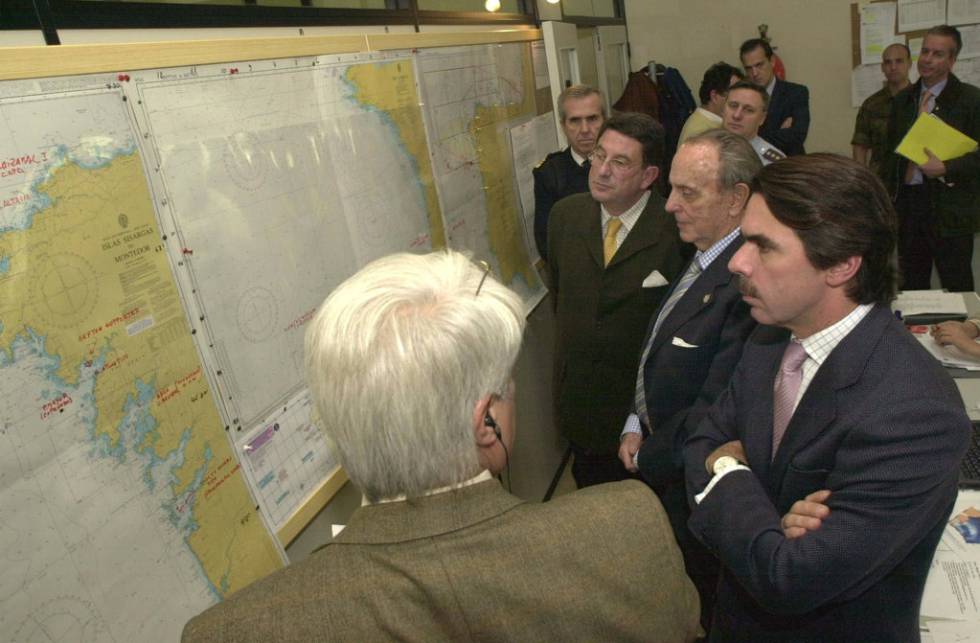 El entonces presidente del Gobierno, José María Aznar, acudió a Galicia más de un mes después del hundimiento del 'Prestige'. A su derecha, Manuel Fraga, presidente de la Xunta.