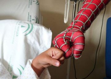 Spiderman vuelve a ‘trepar’ por el hospital de Cádiz