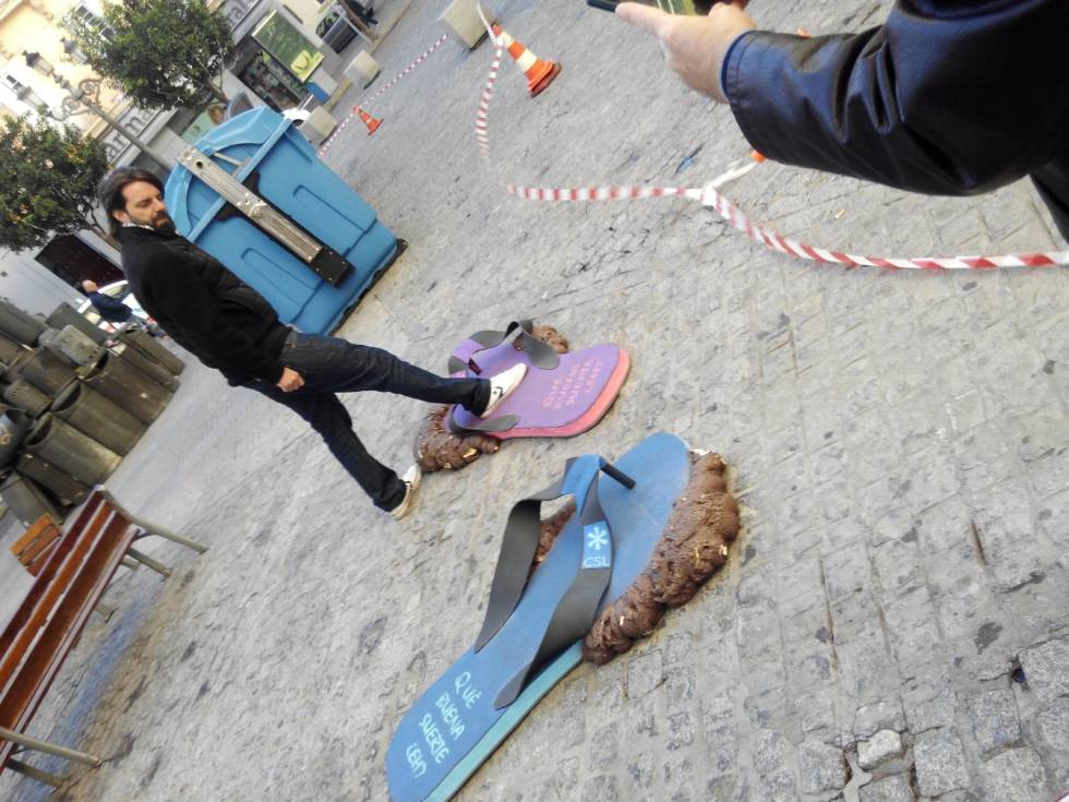 Chanclas gigantes embardunadas de excrementos incluidas en la campaña.