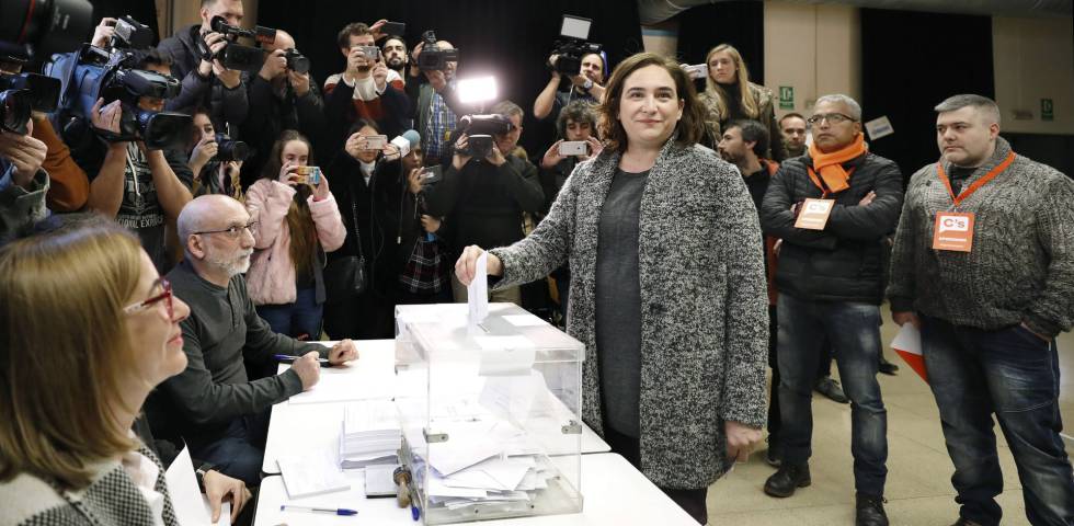 Ada Colau, deposita su voto en el centro Cívico La Sedeta de Barcelona.