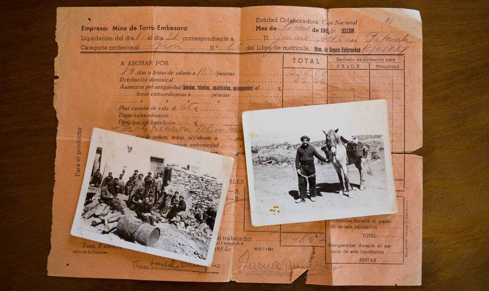 Una antigua nómina junto a dos fotos de trabajadores en la mina.