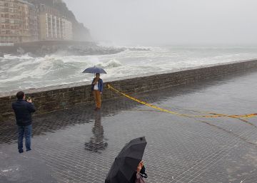 Dos muertos en Gipuzkoa tras ser arrastrados al mar por una ola