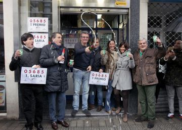 Juan Elejalde (segundo por la izquierda) y dueño de la Administración 19 de Bilbao.