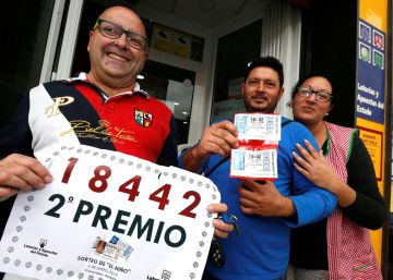 Tres miembros de la familia de Benijófar celebran el premio.