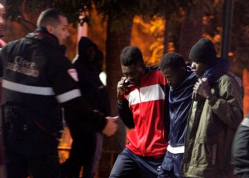 Unos 300 inmigrantes tratan de saltar la valla de Melilla y más de 200 lo consiguen