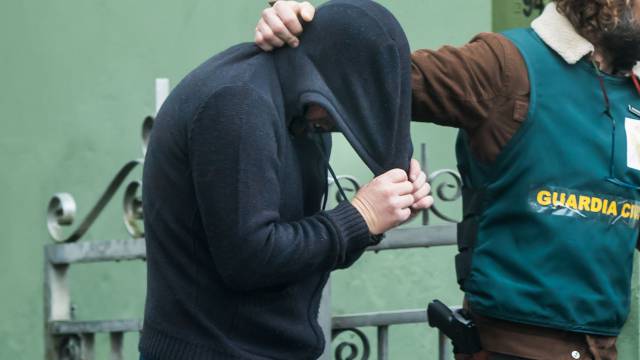 El asesino confeso de Diana Quer, Enrique Abuín Gey, a la salida de su vivienda tras un registro.