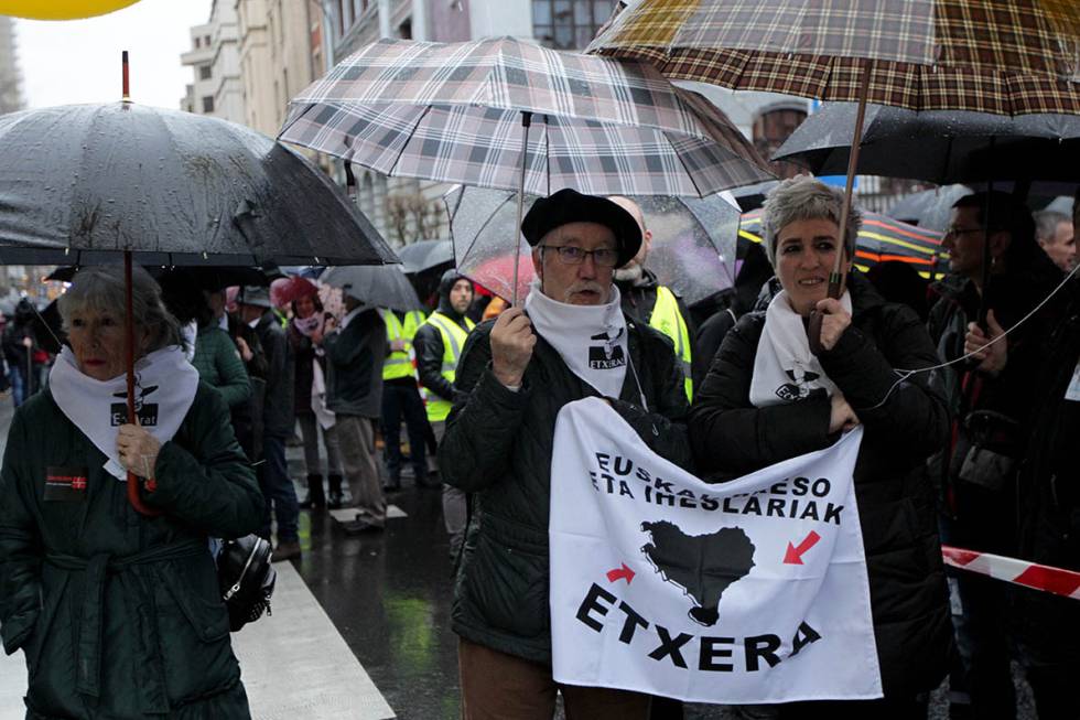 Francia encara el acercamiento de presos de ETA Francia encara el acercamiento de presos de ETA