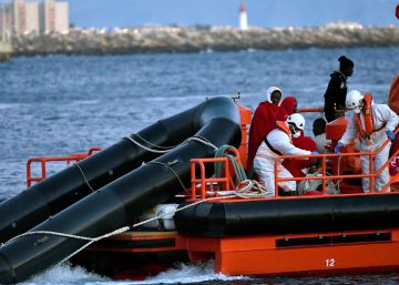 Al menos dos muertos al naufragar una patera con 30 personas en Almería