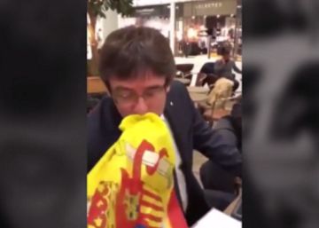 Puigdemont fa un petó a una bandera espanyola: “No hi tinc cap problema”