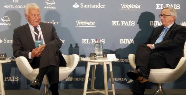 Jean-Claude Juncker junto al expresidente español Felipe González, durante el acto.