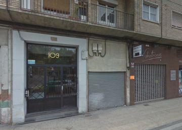 Dos cacos sustraen la puerta de un edificio de viviendas sin levantar sospechas y a plena luz del día
