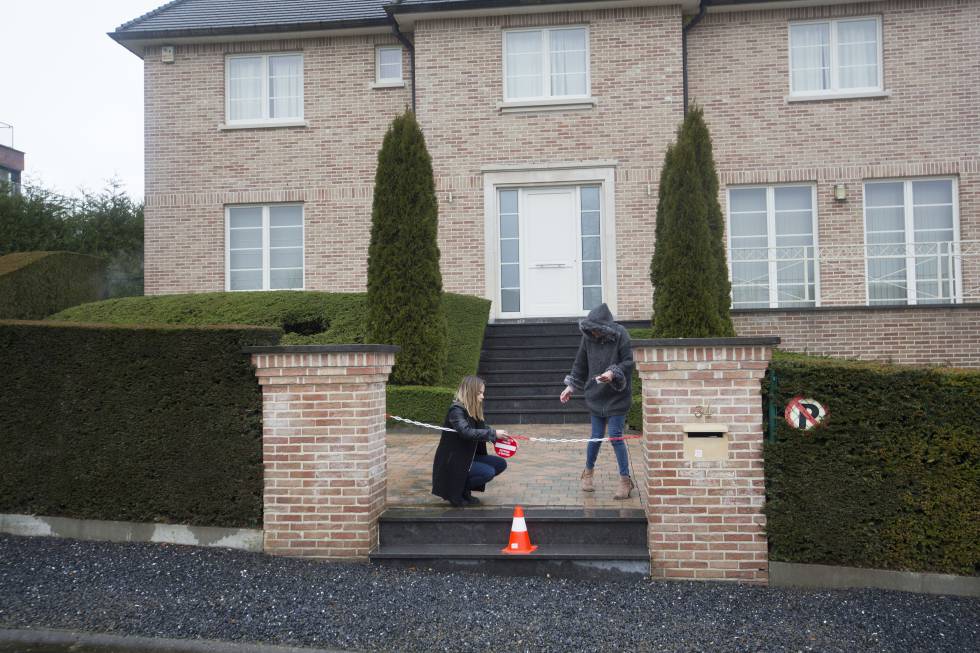 Momento en que dos empleadas de la inmobiliaria cierran el acceso a la casa.