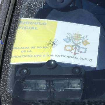 Cartón que portaban los detenidos en uno de sus coches.