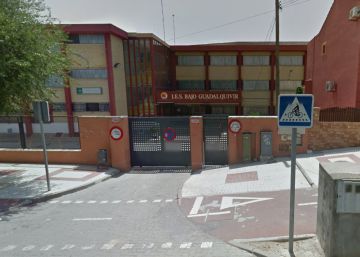 La directora de un instituto de Lebrija dimite por el acoso a un profesor