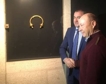 El presidente de la Diputación, Darío Campos, y el nieto de Álvaro Gil, Carlos López, el lunes con el Torques de Burela.