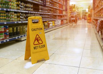 Un supermercado deberá pagar 23.000 euros a una mujer que se lesionó por un resbalón