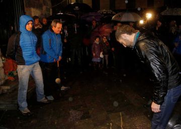 Unas doscientas personas reciben en Andoain como héroes a dos soplones de ETA