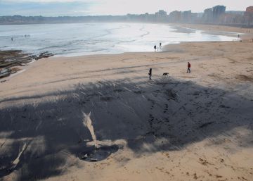 Aparece una gran mancha en una playa asturiana donde hace 32 años se hundió un barco