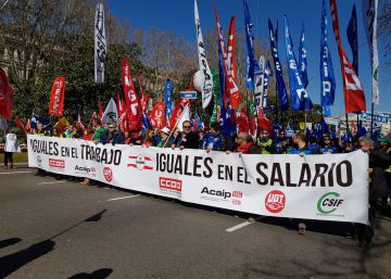 Miles de funcionarios de prisiones salen a la calle para reclamar también la equiparación salarial