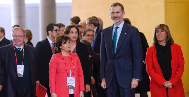 El Rey Felipe VI y Ada Colau durante la visita al Mobile World Congress.