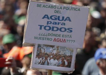El presidente de Murcia se suma a la protesta contra Tejerina por el agua