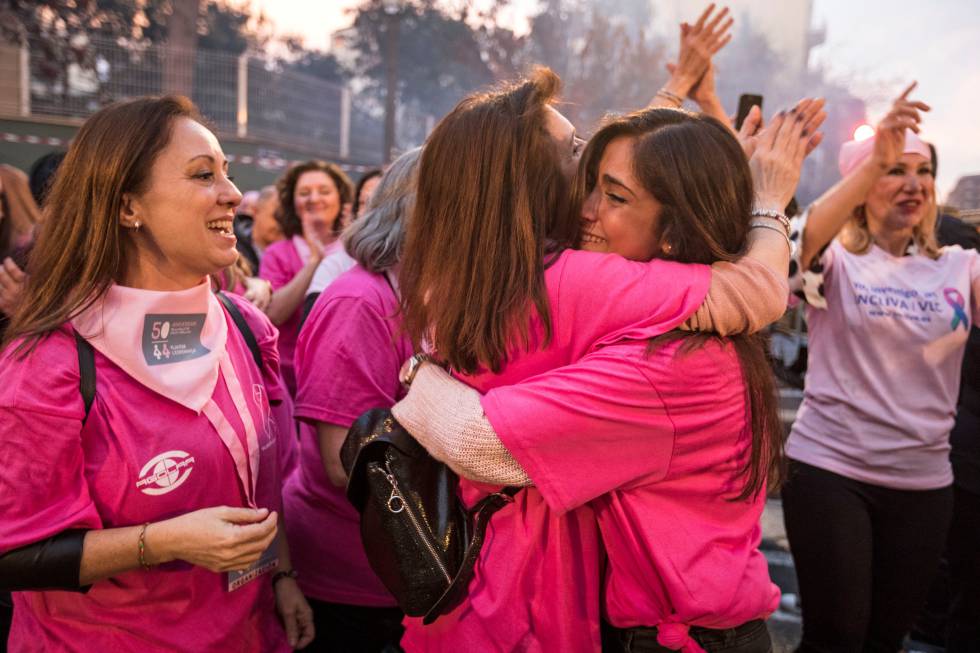 Dos centenares de mujeres levantan a pulso una gran falla en Valencia contra el cáncer de mama