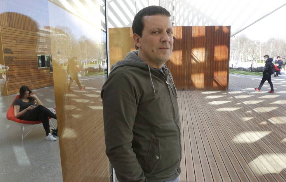 Josu Elespe en la entrada de la Biblioteca de la UPV.