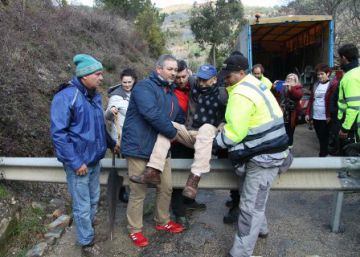 El alcalde que se encerró para evitar que los vecinos se queden sin carretera