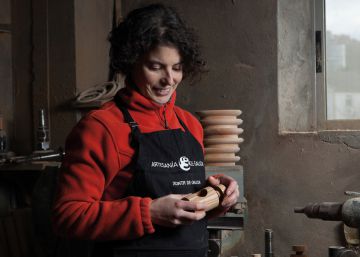 De Berres a Londres: el cascanueces de la única tornera de Galicia llega a la tienda de la Tate Modern