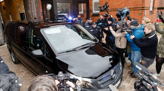 Una furgoneta en la que se cree que viaja Puigdemont, este lunes a la salida de la cárcel de Neumünster (Alemania).