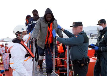 Sube la entrada de migrantes por mar y baja la vía terrestre