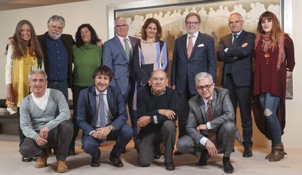 El jurado de la XXXV edición de los Premios Ortega y Gasset de periodismo. De izquierda a derecha y de arriba a abajo: Ouka Leele, Joaquín Estefanía, Almudena Grandes, Baltasar Garzón, Fuencisla Clemares, Juan Luis Cebrián, Antonio Caño, María Rozalén, Jon Sistiaga, Pedro Zuazua, Jesús Ceberio y Javier Moreno.