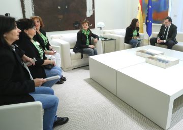 Rajoy escucha las reivindicaciones laborales de ‘las kellys’