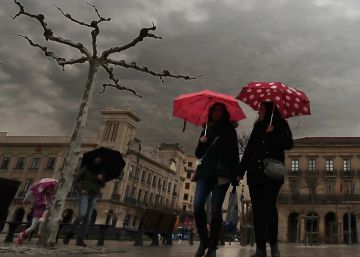 El tiempo empeora: bajón de las temperaturas y nevadas en cotas bajas