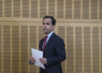 La Rey Juan Carlos suspende de funciones al director del máster de Cifuentes La Rey Juan Carlos suspende de funciones al director del máster de Cifuentes