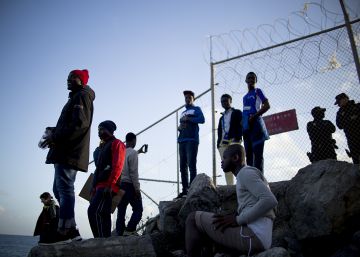 Herido grave un menor tras saltar una de las vallas que separan Ceuta de Marruecos