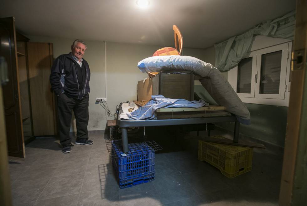 Antonio, vecino de Novillas, prepara su casa para la crecida.