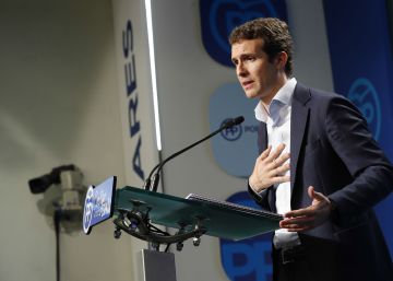 Cifuentes sigue tarde la estrategia de Pablo Casado