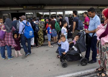 Zoido se compromete en Atenas a acoger a otro “millar de refugiados”