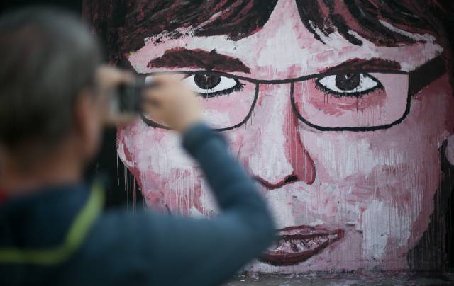 Mural con la cara del expresidente catalan Carles Puigdemont en el parque de les Tres Xemeneies de barcelona.