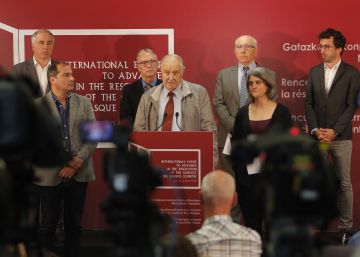 Los mediadores convocan un encuentro internacional el 4 de mayo en Cambo para la disolución de ETA