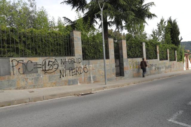 “PSC = 155. Ni olvido ni perdón”, dice una de las pintadas en la valla de la casa del secretario de Organización del PSC, Salvador Illa, en La Roca del Vallès (Barcelona), ayer.