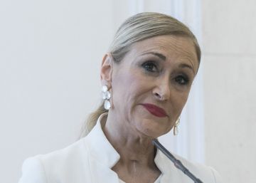 Cristina Cifuentes comparece ante los medios para anunciar su dimisión.