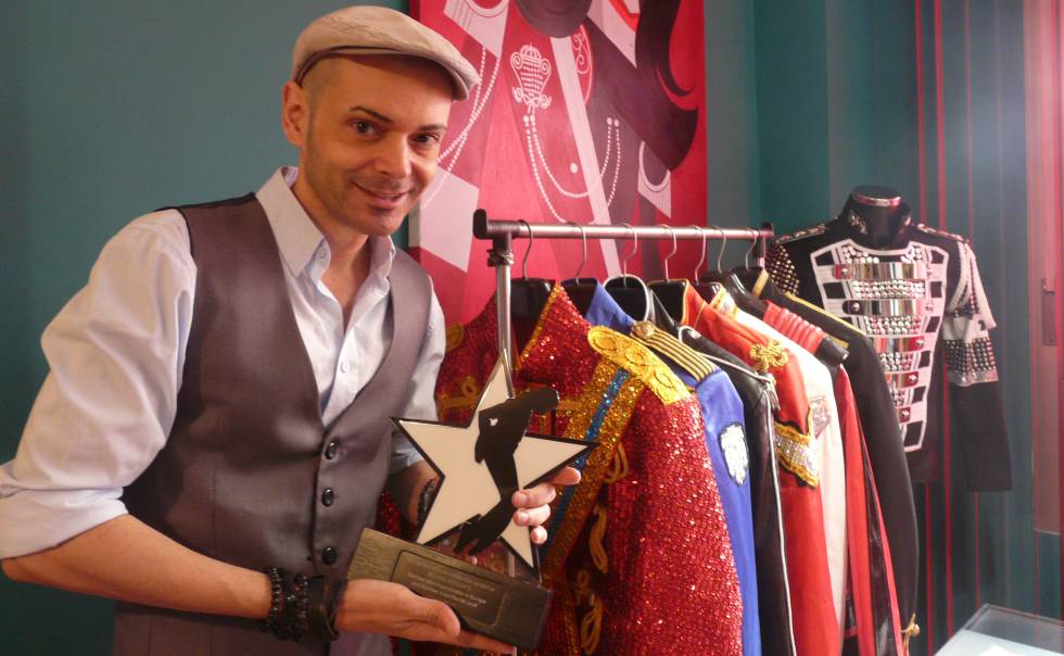 Gustavo Hernández junto a su ropa al estilo Jackson.