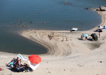 España lucirá 696 banderas azules este verano, una de ellas en una playa de Madrid