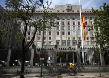 El Defensor del Pueblo insta a Cospedal a respetar la neutralidad religiosa de los ejércitos