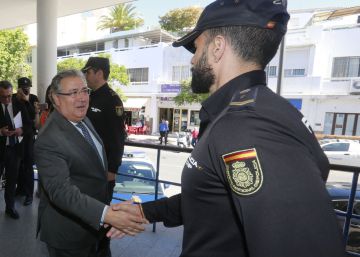 Zoido vincula los incidentes de Algeciras con un acto vandálico, no con una acción contra la Guardia Civil