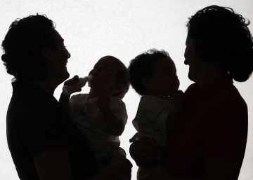 El registro civil de Murcia exige un certificado de la clínica de fertilidad a dos mujeres para inscribir a su hijo