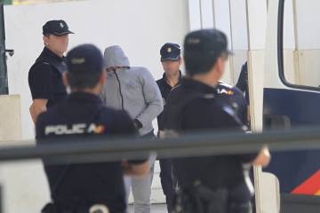Llega a los juzgados de Algeciras (Cádiz) uno de los siete detenidos por participar en la agresión a nueve guardias civiles.